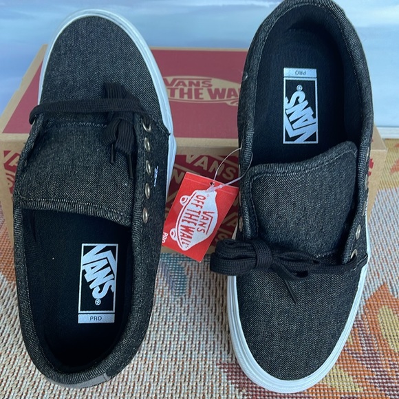 Vans WMNS Chukka Low (Denim) Black/Pewter/White
VN0A38CGRY8
Sneakers - Picture 13 of 16